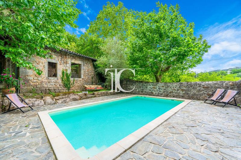 Maison - 334 m² - 8 pièces