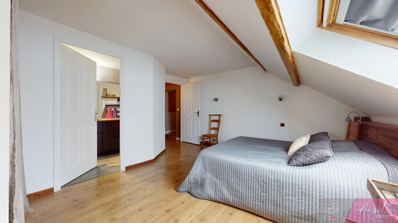 Maison - 242 m² - 9 pièces