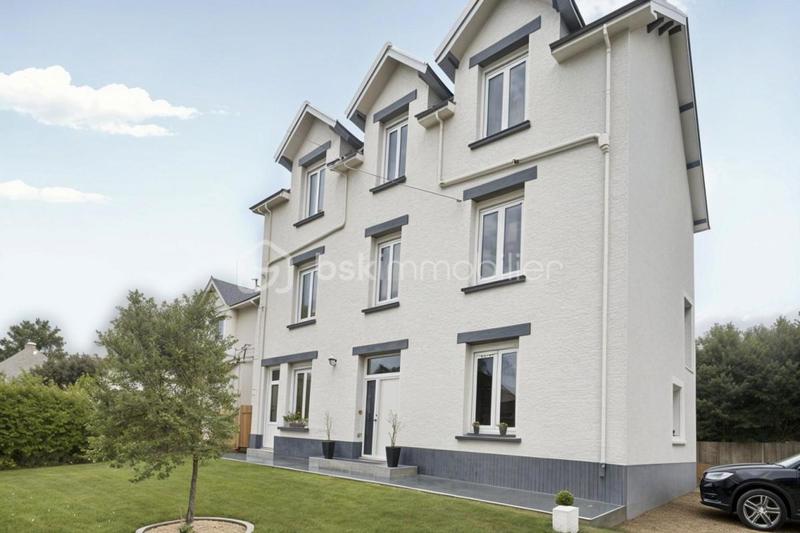 Maison - 205 m² - 9 pièces