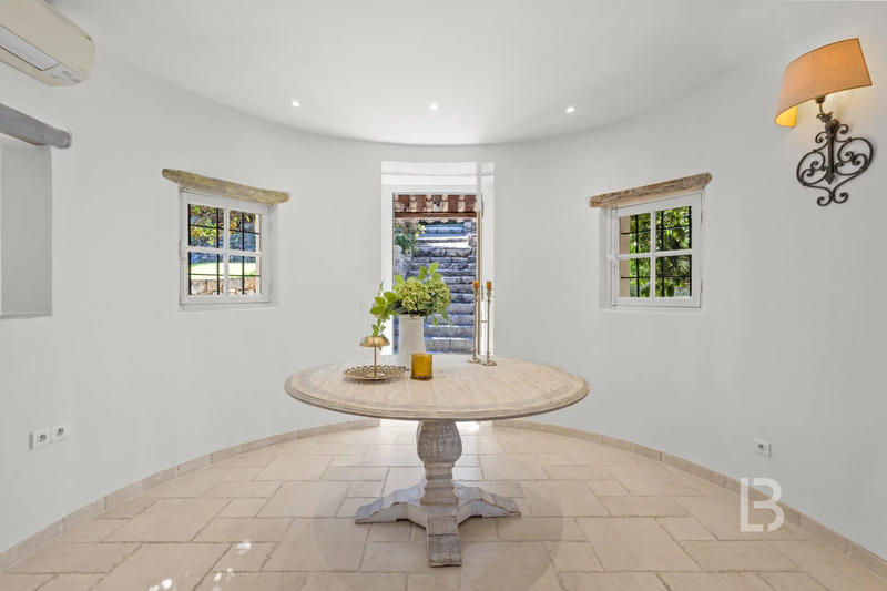 Maison - 451 m² - 15 pièces