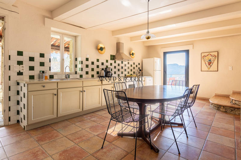 Maison - 600 m² - 25 pièces