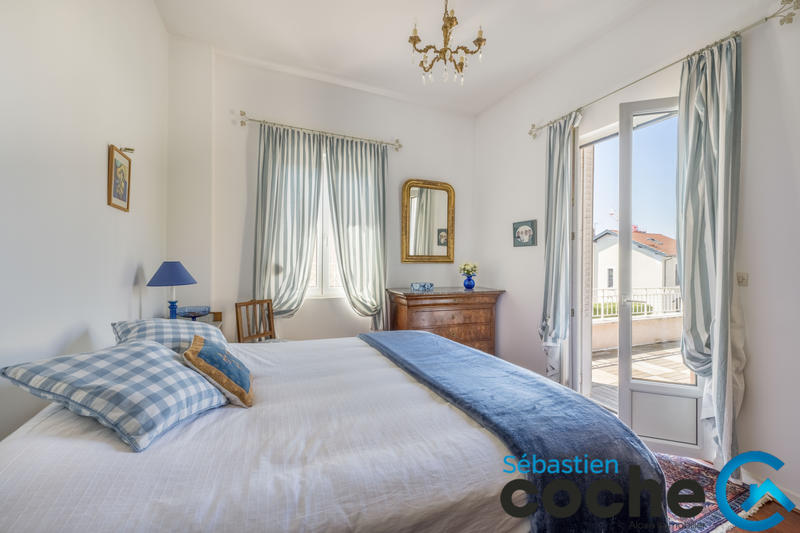 Maison - 245 m² - 8 pièces