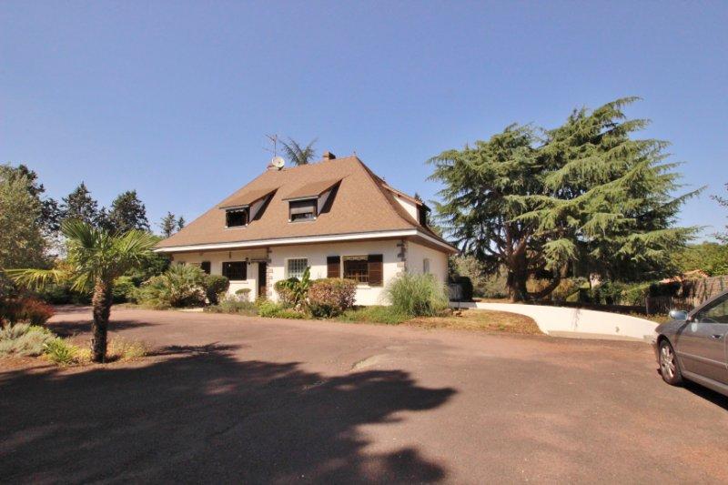 Maison - 230 m² - 8 pièces