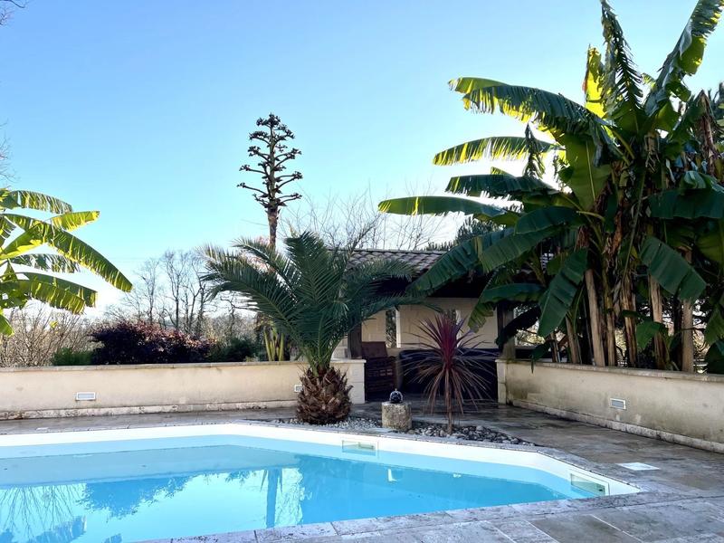 Maison - 240 m² - 8 pièces