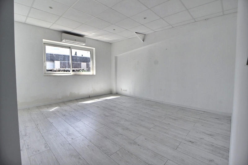 Local d'activité / Entrepôt - 132 m² - 6 pièces