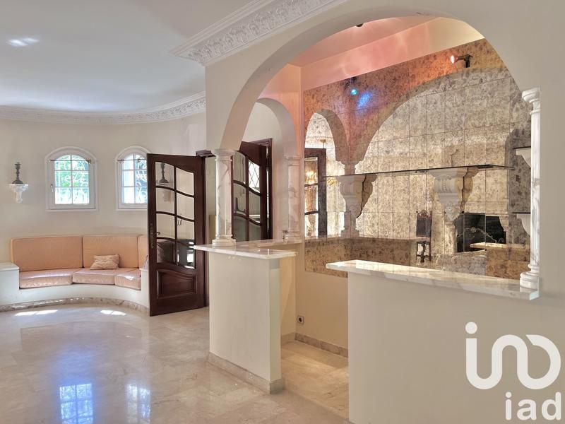 Maison - 334 m² - 9 pièces