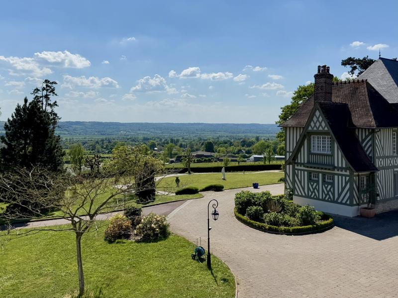 Maison - 1 085 m² - 15 pièces