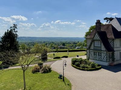 Maison - 1 085 m² - 15 pièces