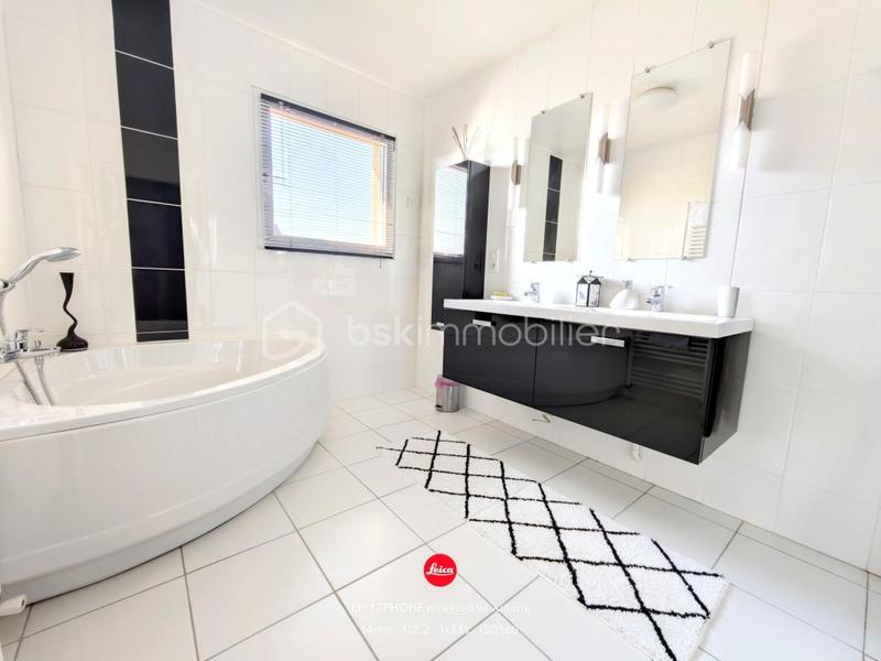 Demeure - 251 m² - 7 pièces