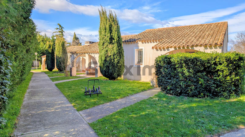 Propriété - 1 000 m² - 40 pièces