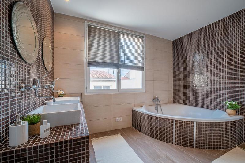 Maison - 230 m² - 6 pièces