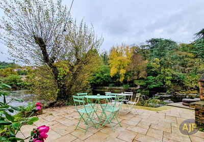 Maison - 235 m² - 9 pièces