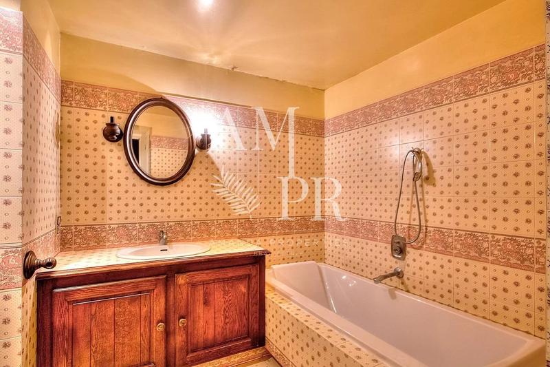 Maison - 385 m² - 9 pièces