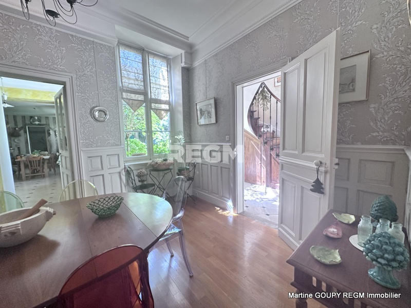 Maison - 290 m² - 11 pièces