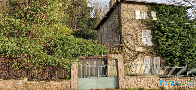 Maison - 242 m² - 8 pièces