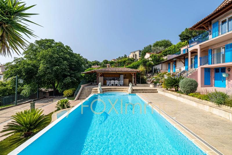 Maison - 240 m² - 8 pièces