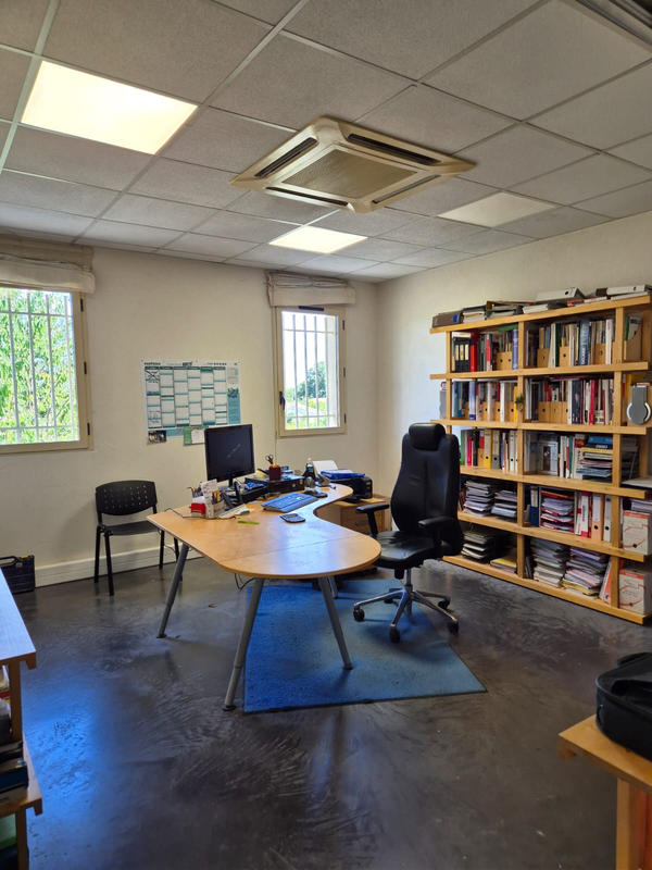 Parking / Garage - 1 065 m²