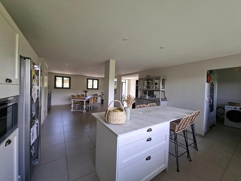 Propriété - 331 m²