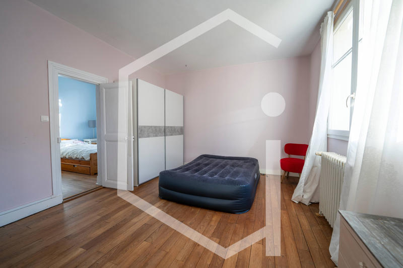 Maison - 240 m² - 9 pièces