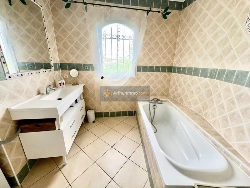 Maison - 220 m² - 6 pièces