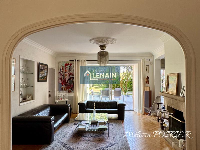 Maison - 241 m² - 9 pièces