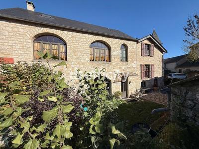 Maison - 275 m² - 9 pièces
