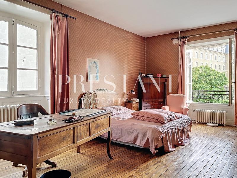 Maison - 280 m² - 9 pièces