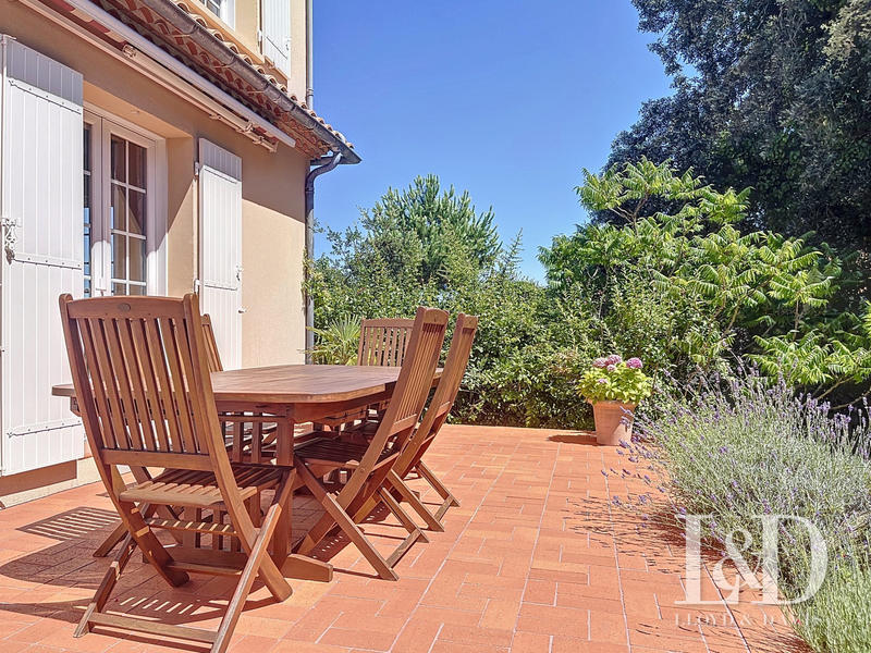 Maison contemporaine - 263 m² - 7 pièces