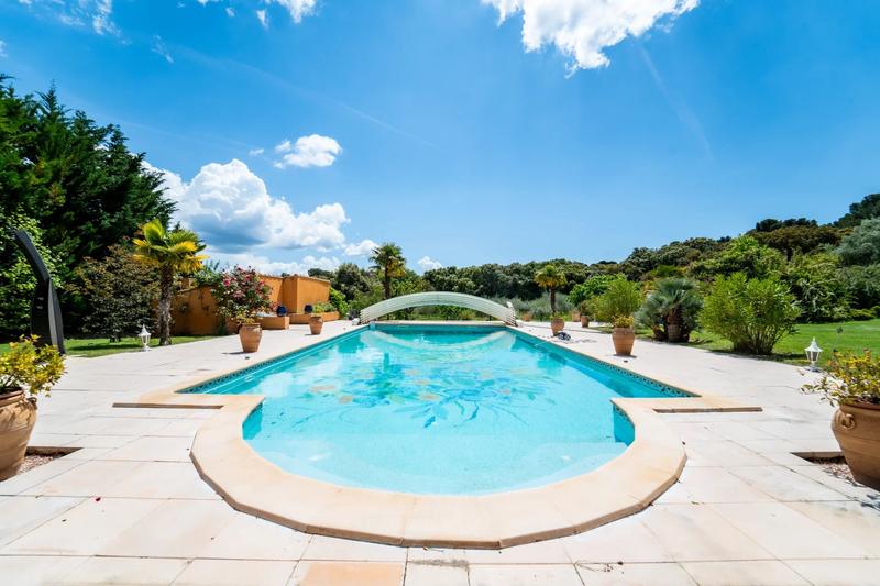 Propriété - 307 m² - 7 pièces