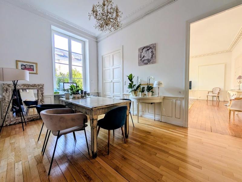 Appartement - 202 m² - 6 pièces