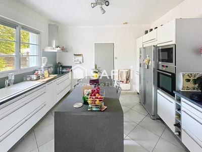 Maison - 252 m² - 8 pièces