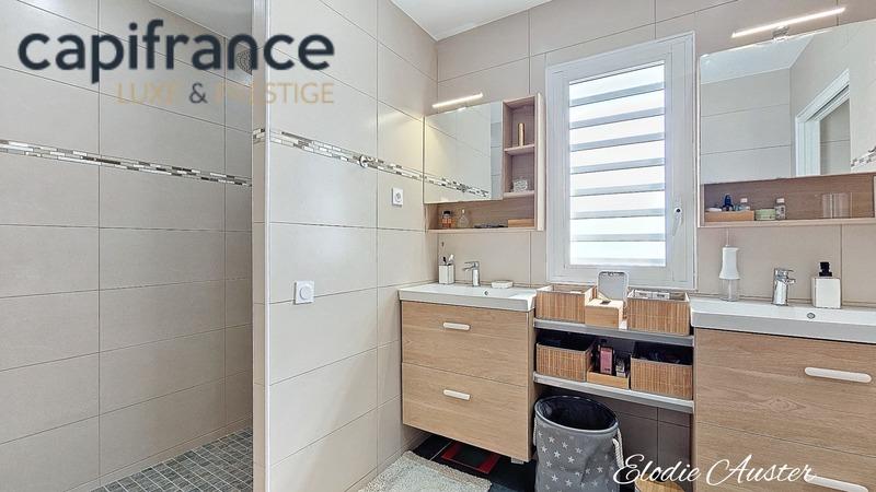 Propriété - 305 m² - 7 pièces