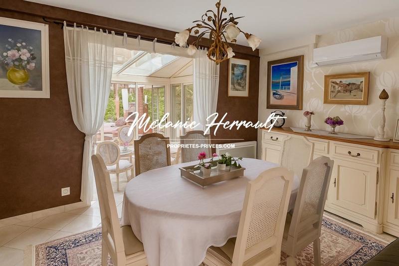 Maison - 223 m² - 9 pièces