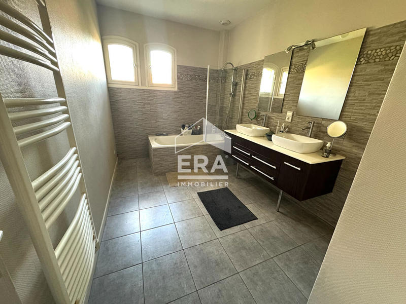 Maison - 240 m² - 6 pièces