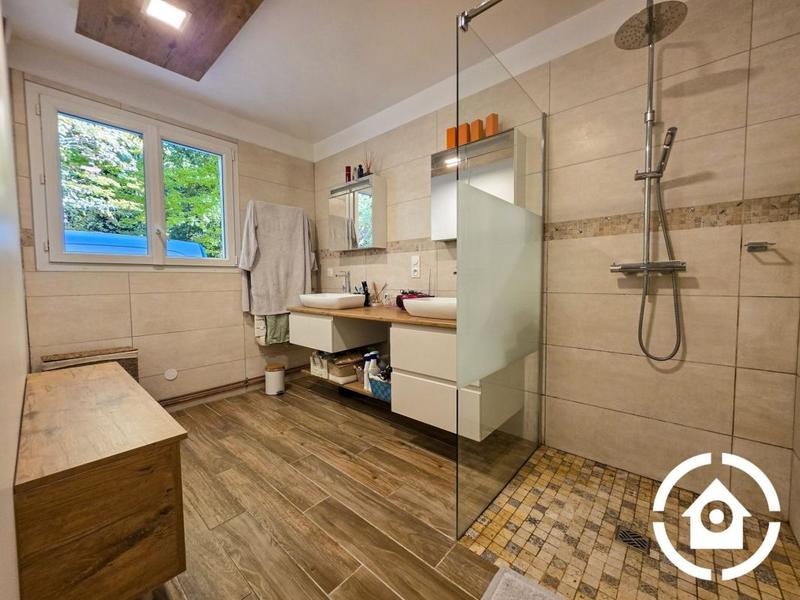 Maison - 212 m² - 8 pièces