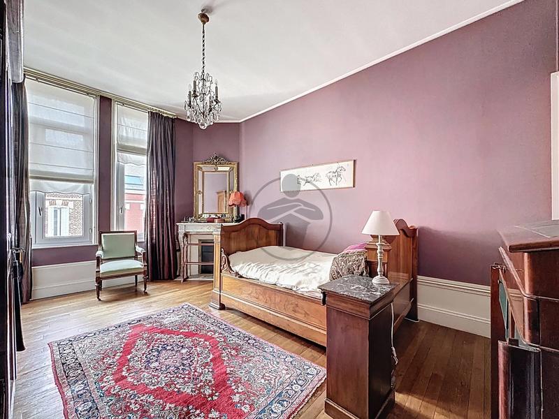 Maison - 250 m² - 9 pièces