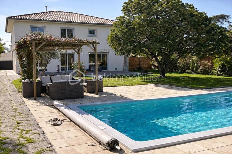 Maison - 206 m² - 8 pièces