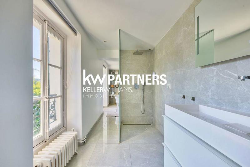 Demeure - 351 m² - 8 pièces