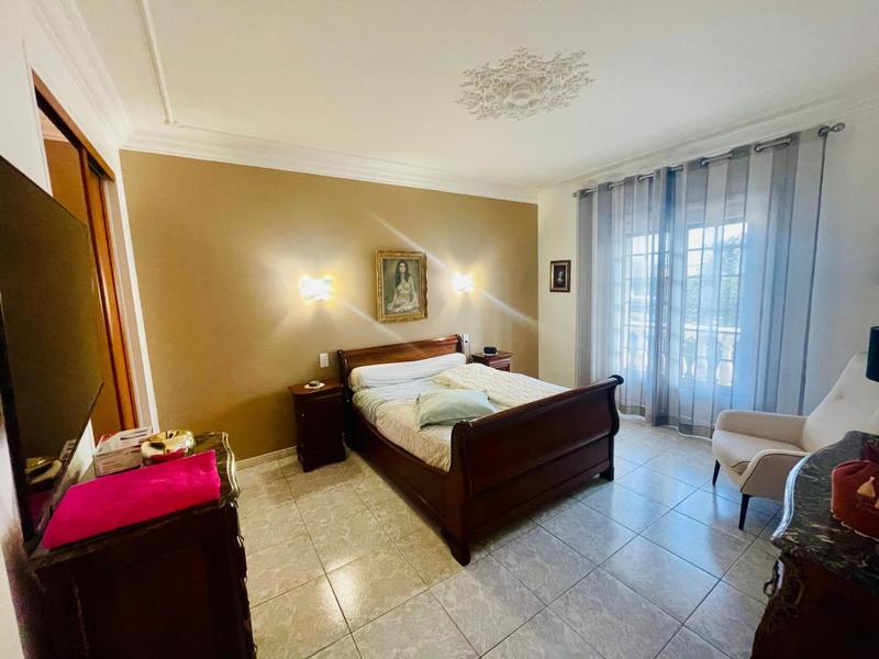 Maison - 240 m² - 5 pièces