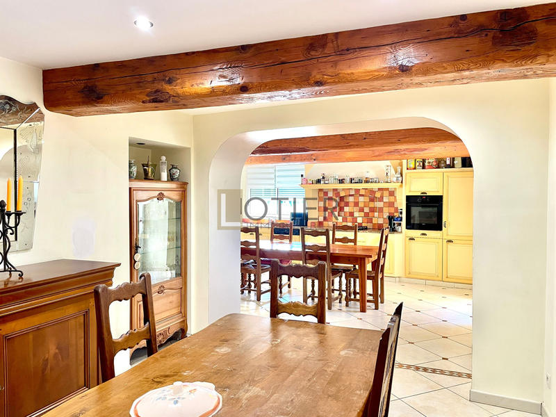 Maison - 240 m² - 8 pièces