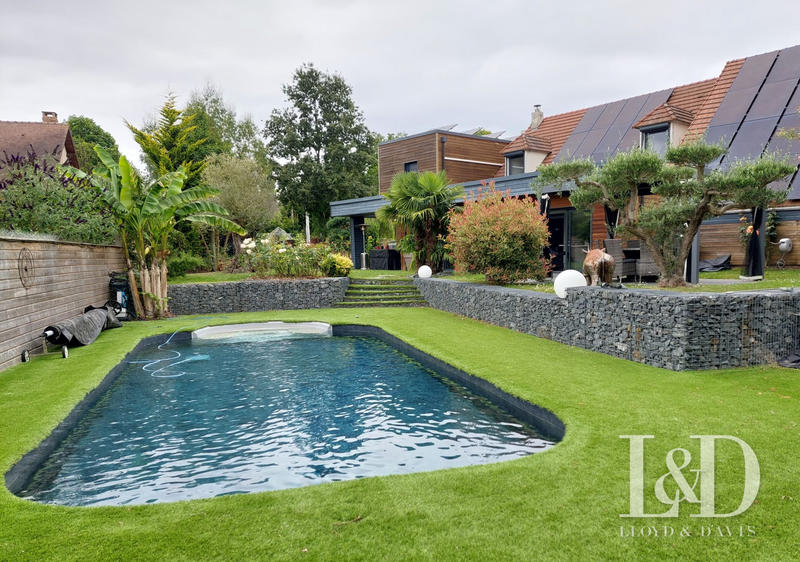 Maison contemporaine - 330 m² - 11 pièces