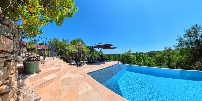 Propriété - 304 m² - 9 pièces