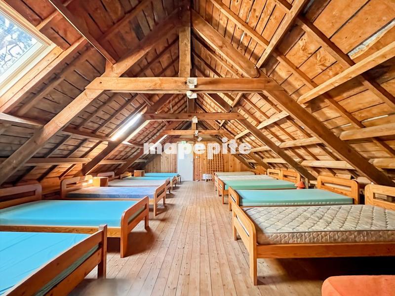 Maison - 1 275 m² - 19 pièces