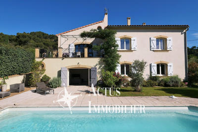 Maison - 227 m² - 10 pièces