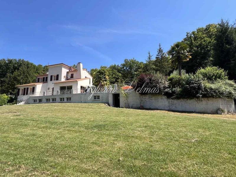 Maison - 220 m² - 7 pièces