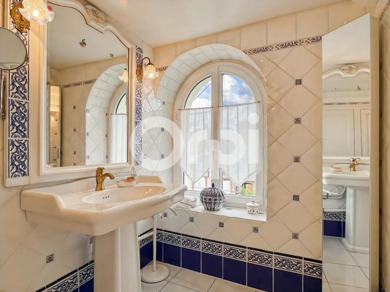 Maison - 203 m² - 7 pièces