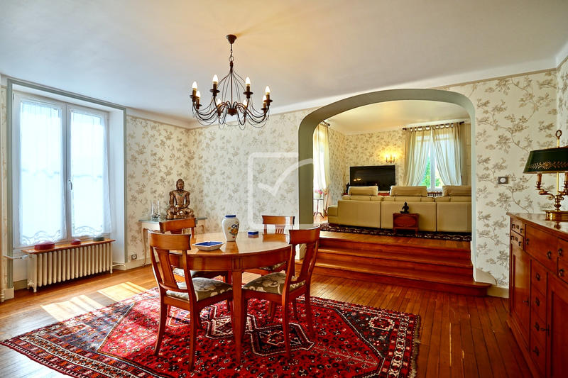 Maison - 310 m² - 12 pièces