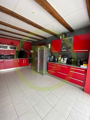 Maison - 230 m² - 7 pièces