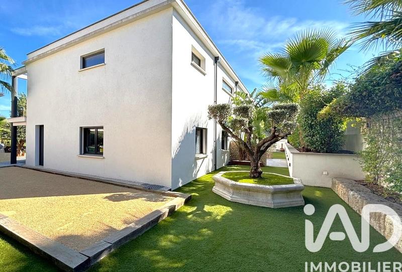 Maison - 319 m² - 9 pièces