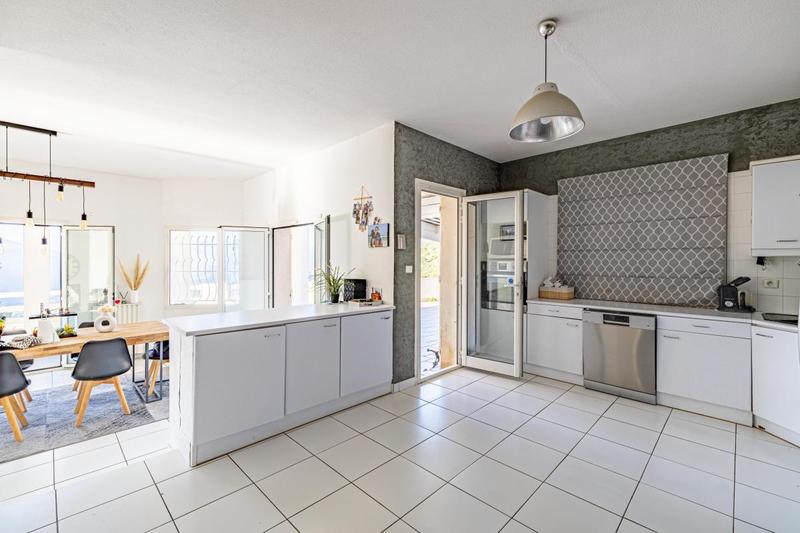 Maison - 242 m² - 5 pièces